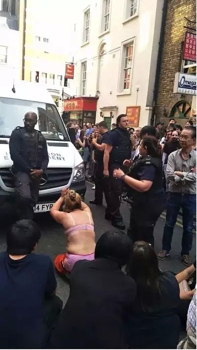 震惊！移民局在唐人街抓捕黑工！华女脱光衣服在执法车前跪地！（组图） - 7
