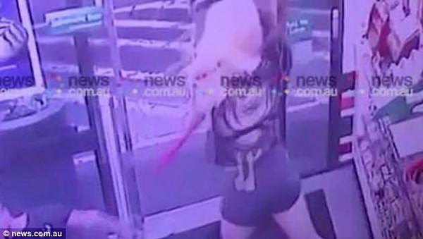 悉尼内西区砍人案视频曝光！变性女手持斧头猛砍路人，场面太暴力！（视频/组图） - 4