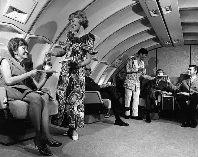 空姐消亡史：让裙子遮住膝盖，空姐们反抗了半个世纪（组图） - 25
