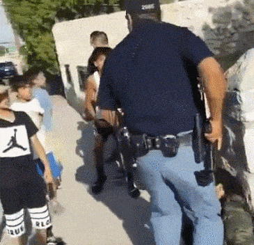 美国警察拔枪指向儿童，吓得众人纷纷后退，但这次网民却支持警察（组图/视频） - 1