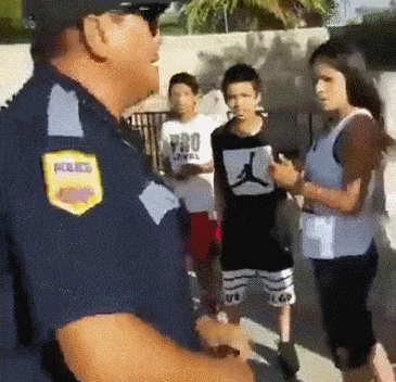 美国警察拔枪指向儿童，吓得众人纷纷后退，但这次网民却支持警察（组图/视频） - 5