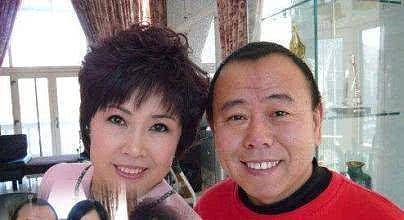 年轻时高挑漂亮嫁给潘长江，今59岁和女儿一起整容