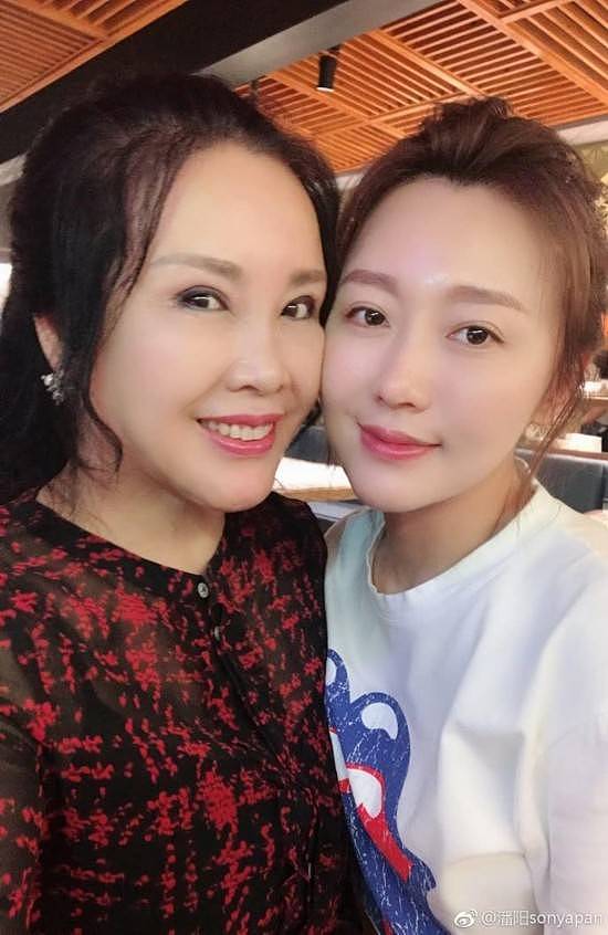 年轻时高挑漂亮嫁给潘长江，今59岁和女儿一起整容