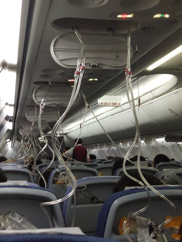 网曝国航机组抽烟导致飞机释压急降！机舱氧气面罩全部掉落（组图） - 1
