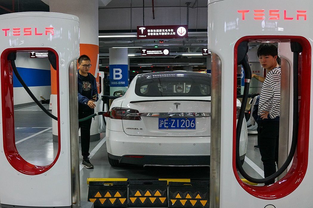 上海一家购物中心内的特斯拉充电站。特斯拉已同上海政府达成协议，在上海建造它的第一家海外工厂。