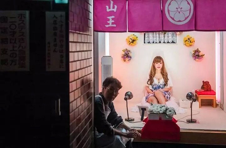 他潜入日本最大的红灯区，拍了一组樱花妹的照片...（组图） - 17