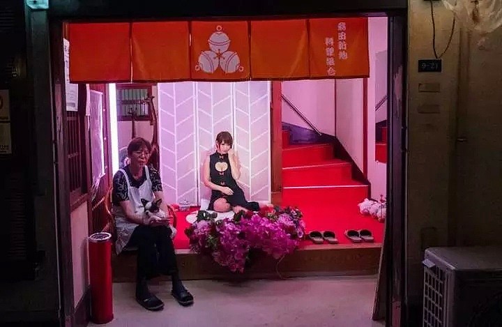 他潜入日本最大的红灯区，拍了一组樱花妹的照片...（组图） - 19