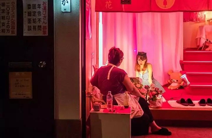 他潜入日本最大的红灯区，拍了一组樱花妹的照片...（组图） - 20