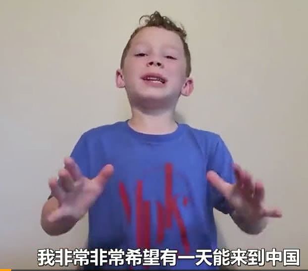 8岁网红“假笑男孩”开通微博，露出招牌笑容向观众打招呼（组图） - 3