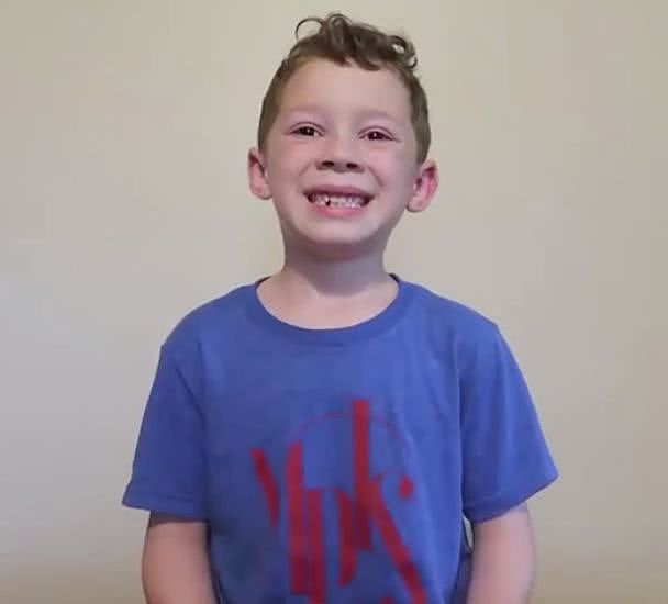 8岁网红“假笑男孩”开通微博，露出招牌笑容向观众打招呼（组图） - 15