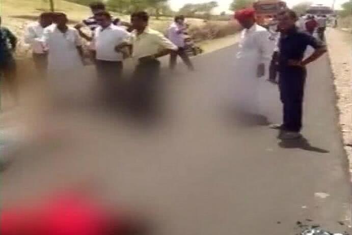 3名印度男子被校车撞倒血流满地，路人淡定围观一人还兴奋自拍（组图） - 2