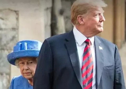 特朗普见英女王时3次违反礼仪 网友：简直没眼看（组图） - 1