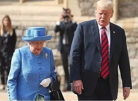 特朗普见英女王时3次违反礼仪 网友：简直没眼看（组图） - 2