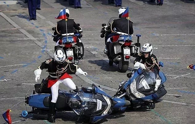 大写的尴尬！法国国庆阅兵：撞车就算了，国旗也能搞错？！（组图） - 2