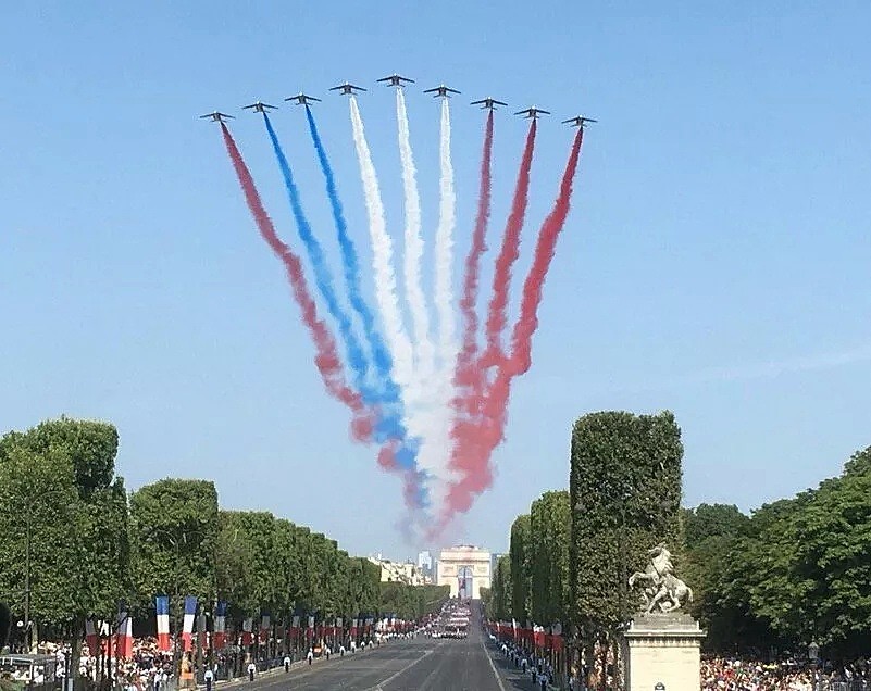 大写的尴尬！法国国庆阅兵：撞车就算了，国旗也能搞错？！（组图） - 8
