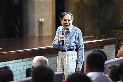 96岁杨振宁连发三问：中国培养一流科学家为何不太成功