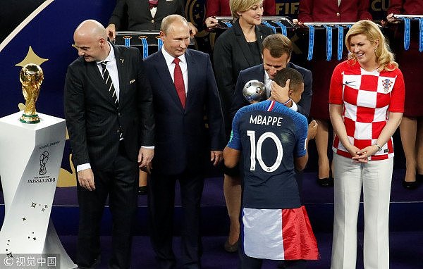 法国总统贴面礼克国女总统！FIFA主席亮了（组图） - 5