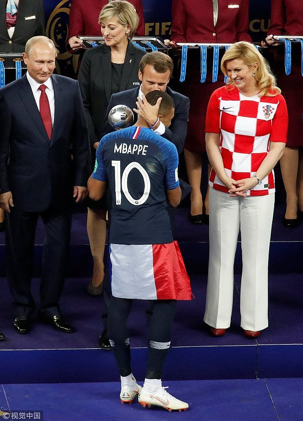 法国总统贴面礼克国女总统！FIFA主席亮了（组图） - 6