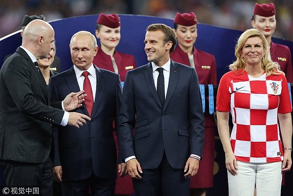 法国总统贴面礼克国女总统！FIFA主席亮了（组图） - 7