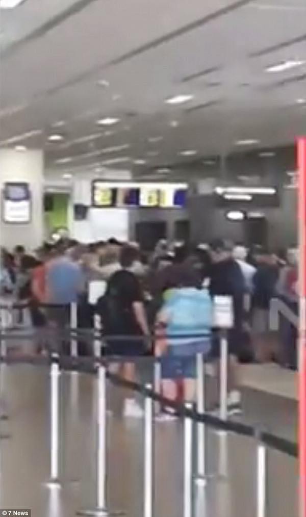澳机场突发安全威胁！数百名乘客、工作人员紧急撤离！航班被迫延误...（组图） - 1