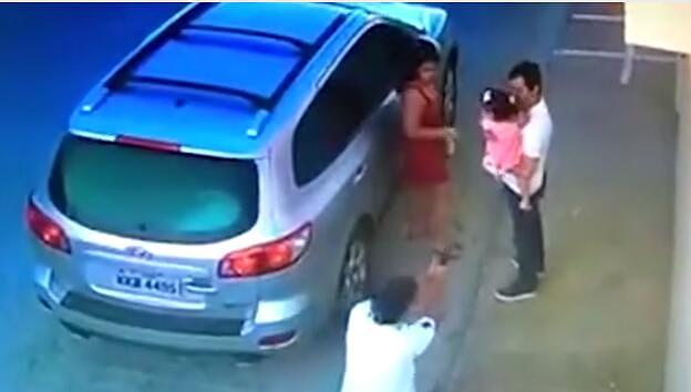 巴西律师被枪指着 冷静安顿家人后下跪受死（组图/视频） - 2