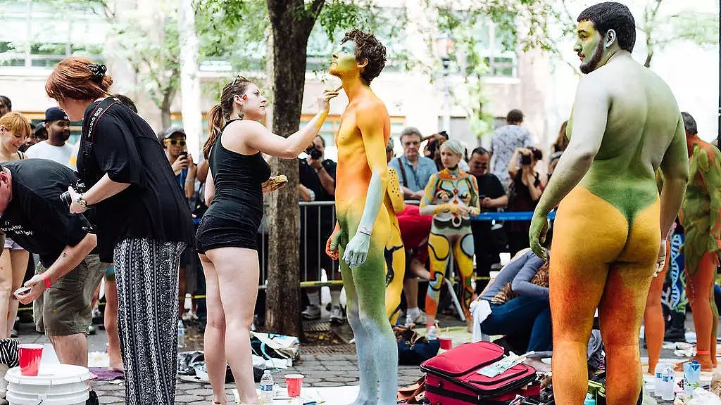 在纽约街头看到了成群的裸体 场面特别壮观（组图） - 24