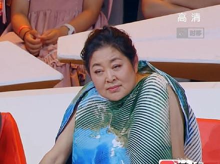 59岁倪萍录节目汪涵何炅挽她出场，脸又变肿像穿了件浴袍就来了！