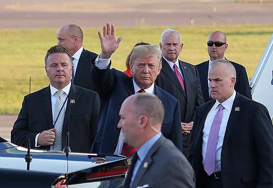 当地时间2018年7月15日，芬兰赫尔辛基，美国总统特朗普和“第一夫人”梅拉尼娅抵达赫尔辛基机场。视觉中国图