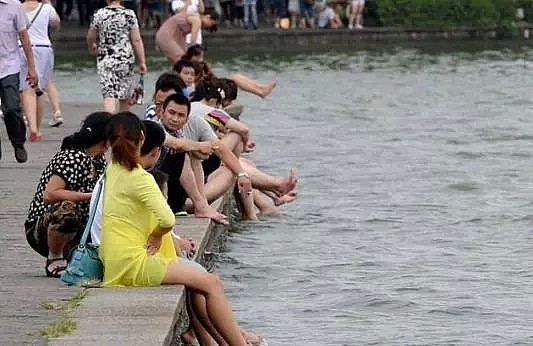 “中国人不文明的样子真丑！”英国媒体称中国人西湖洗脚有伤风化（组图） - 2