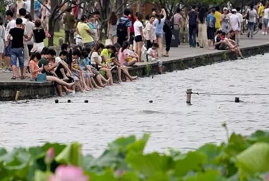 “中国人不文明的样子真丑！”英国媒体称中国人西湖洗脚有伤风化（组图） - 5