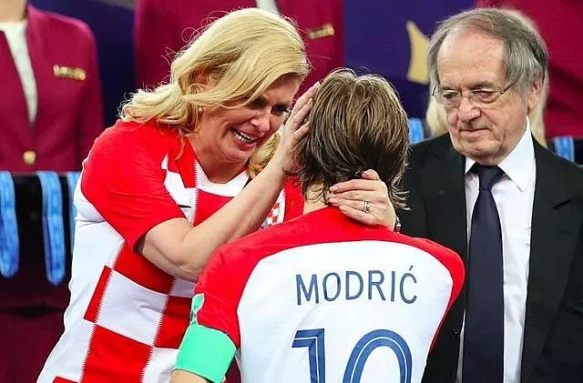 女总统强忍泪水，为他擦去眼泪，这个从战火中走来的世界杯MVP，用努力赢得了全世界的尊重（视频/组图） - 4