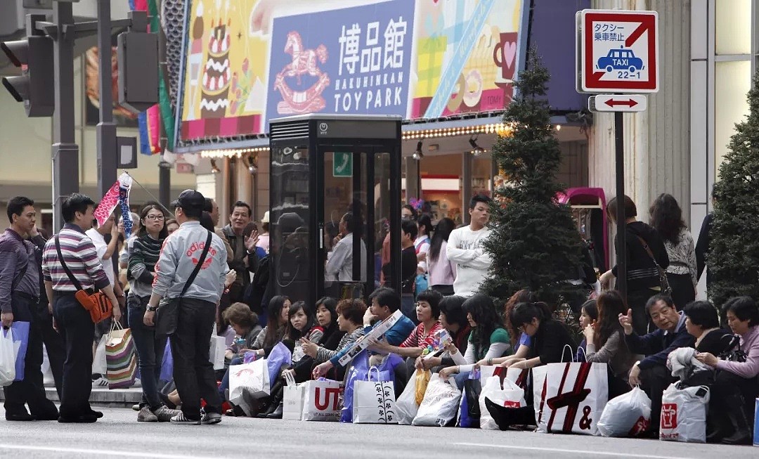 中国游客正重走日本人的路？30年前，一群日本大妈爆买全世界…（组图） - 3