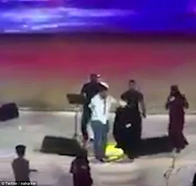 沙特女子只因拥抱男歌手，将面临18万罚款和两年监禁（组图） - 5