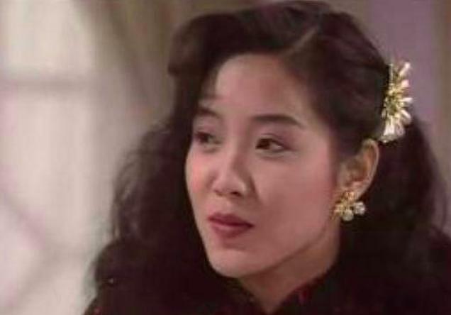 她是第一个被TVB解雇的人，却因演小三再走红，下海经商成大富婆
