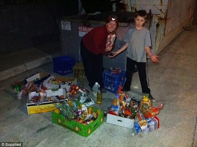 一年能省1万刀！澳洲妈妈带着孩子从垃圾桶捡食物，种类丰富超过你想象！问题来了：去哪里捡？（组图） - 2