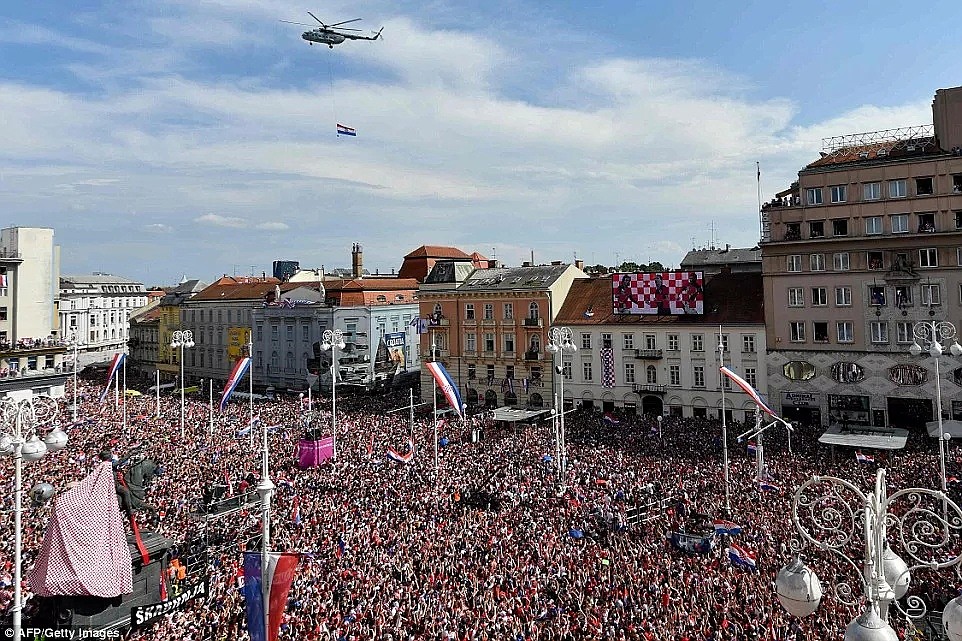 克罗地亚队归国，战斗机，妹子仪仗队和55万球迷都来了，这场狂欢比赛场还燃（组图） - 17