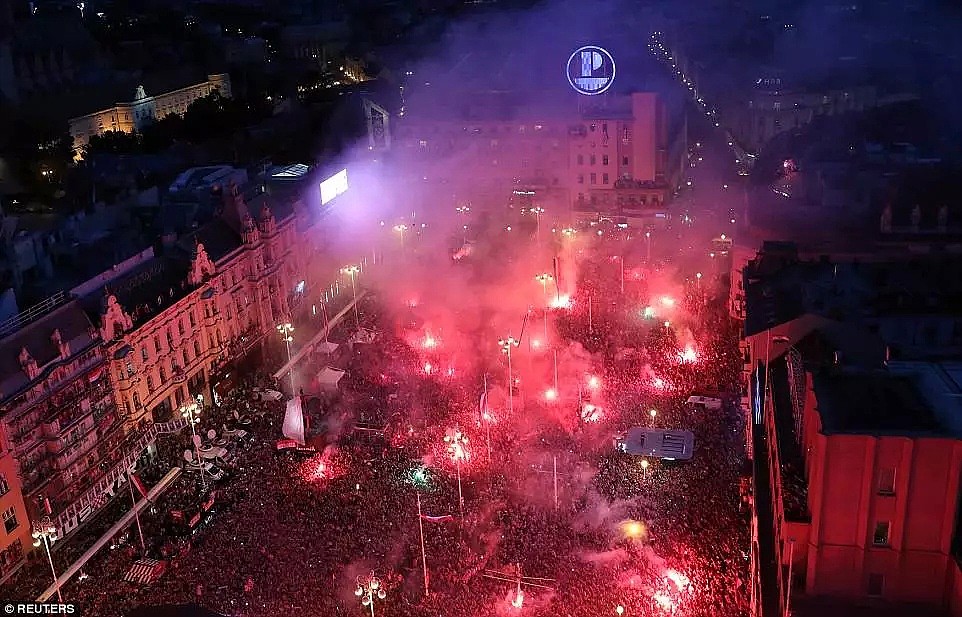 克罗地亚队归国，战斗机，妹子仪仗队和55万球迷都来了，这场狂欢比赛场还燃（组图） - 32