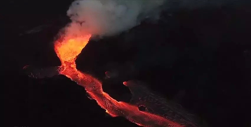 如炮弹袭来，被砸出大窟窿！夏威夷火山熔岩击中观光船，23名游客惨遭砸伤！（组图） - 6