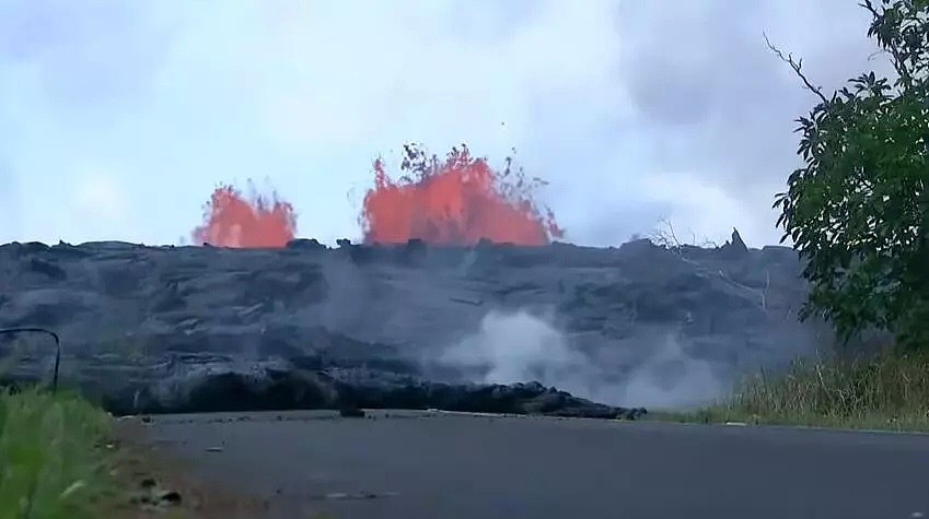 如炮弹袭来，被砸出大窟窿！夏威夷火山熔岩击中观光船，23名游客惨遭砸伤！（组图） - 7