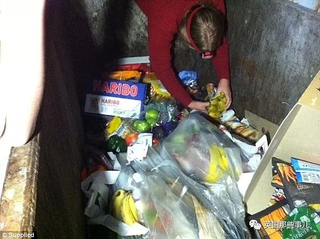 妈妈带着儿子在垃圾箱里找吃的，一年竟然省下了一万多美刀！（组图） - 8