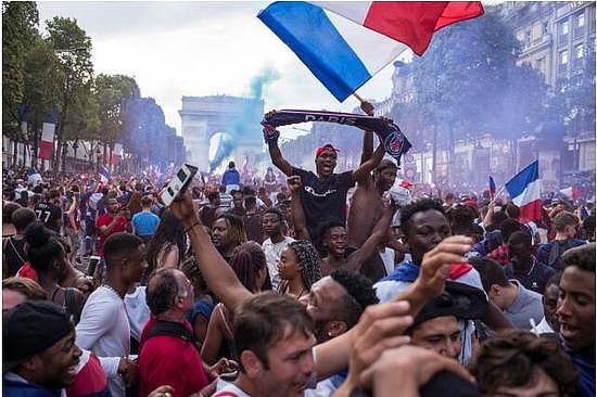 法国夺冠女性遭骚扰:有男的脱裤子 有男的摸我屁股