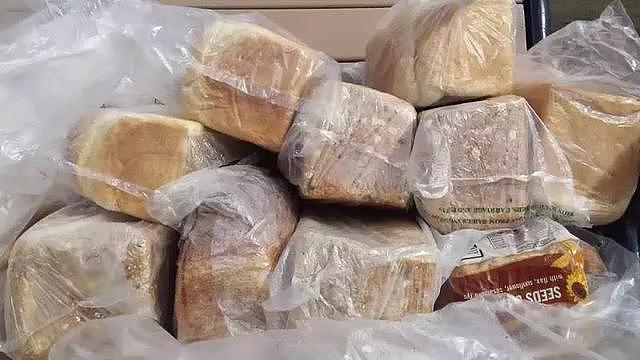 华裔老人在多伦多抢夺发给流浪汉的面包！还对义工咒骂追打！