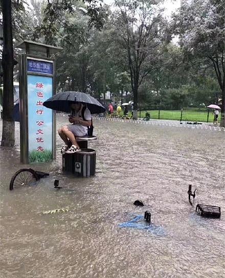 北京暴雨多地积水 故宫靠千龙吐水避免看海