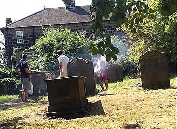 英国一家人竟在墓碑上烤肉 网友大怒：应该报警（组图） - 2
