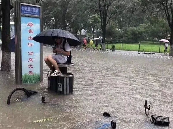 大雨中的北京下水道：为什么总逼得人趟水、游泳、划船去上班？（组图） - 1