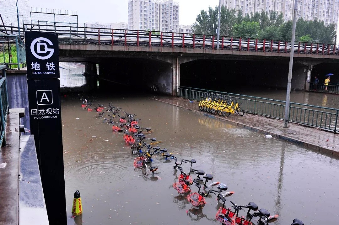 大雨中的北京下水道：为什么总逼得人趟水、游泳、划船去上班？（组图） - 2