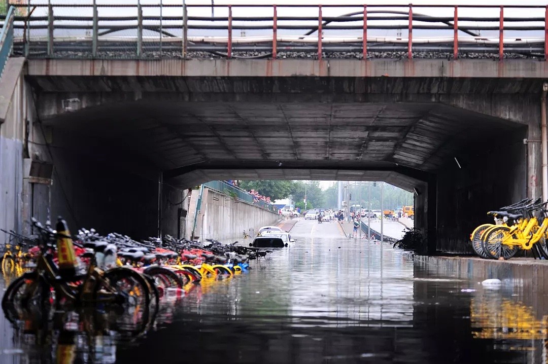 大雨中的北京下水道：为什么总逼得人趟水、游泳、划船去上班？（组图） - 6