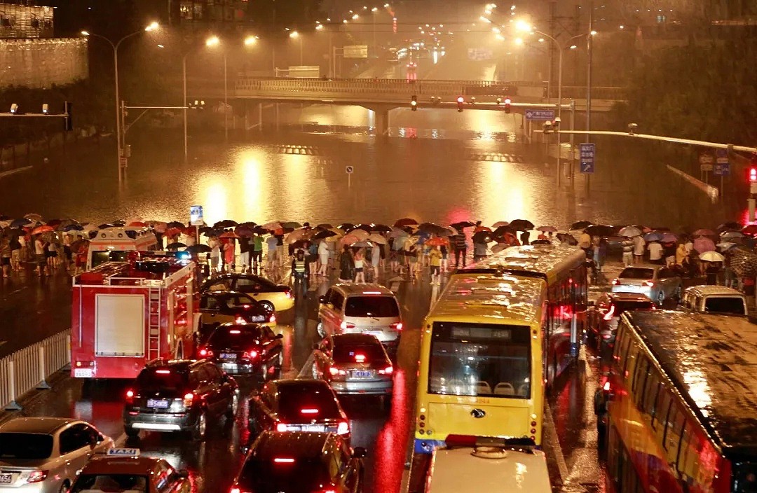 大雨中的北京下水道：为什么总逼得人趟水、游泳、划船去上班？（组图） - 7