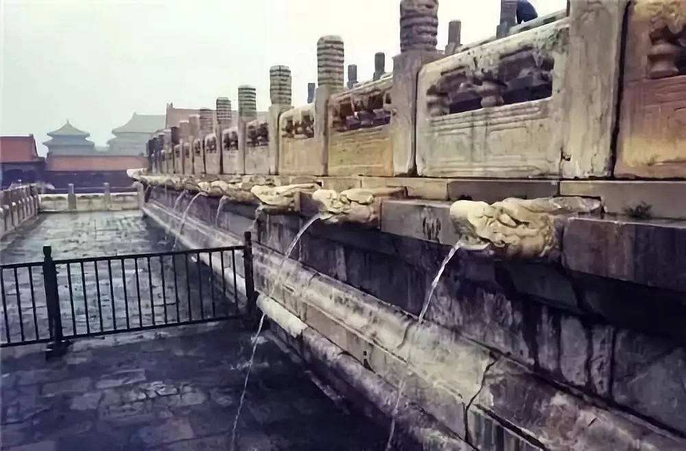 大雨中的北京下水道：为什么总逼得人趟水、游泳、划船去上班？（组图） - 8