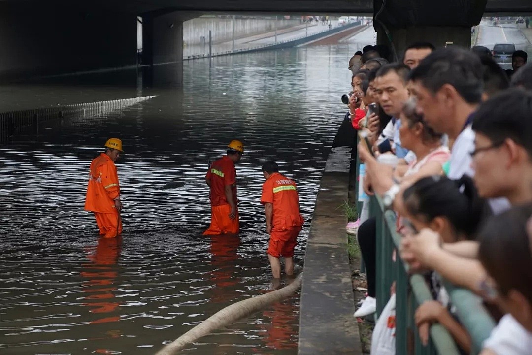 大雨中的北京下水道：为什么总逼得人趟水、游泳、划船去上班？（组图） - 11